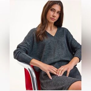 💕3/$25💕 Reitmans Long-Sleeve V-Neck Semi-Fitted Sweater